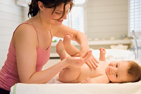 Dùng dầu oliu massage toàn thân, sau đó cho con mặc 1 bộ đồ tay dài coton ngủ qua đêm. Sáng hôm sau dậy tắm và lau sạch lớp dầu oliu trên người bé. Lưu ý,  cách hạ sốt này chỉ dành cho trẻ dưới 2 tuổi.